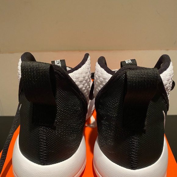 NWB Nike Zoom Rize TB. White and black - Picture 8 of 8